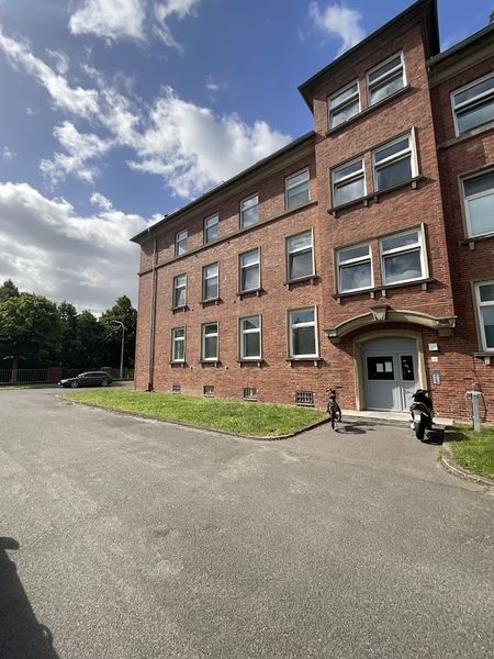 Geräumige 3 Zimmer-Wohnung im Erdgeschoss (Hochparterre) mit Balkon und Duschbad